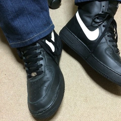 スニーカー＆ブーツフェチのGです。 特にナイキのジョーダンやAF1MID、ダンクのMID、エンジニアブーツ等で、体を踏まれたり、靴底を舐めさせられたり電気アンマされたりするのが大好きです。 あと、ボクシングフェチでもあります。 よろしくお願いします！ 174×75×4X