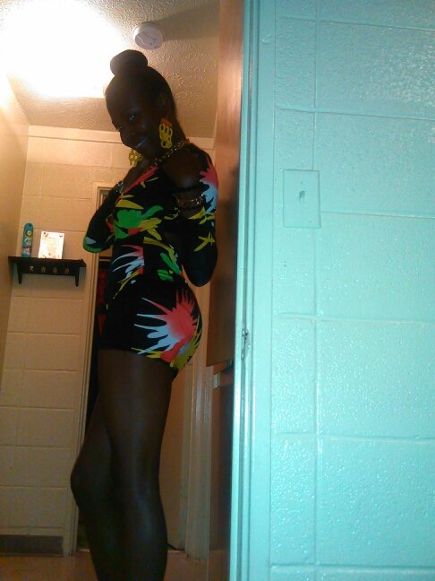 #Mississippi chick!! Lil Thick, College Chick Making Brickz...Independant n roll with nothing but dem #TeamPretty Bitches!!Love having fun, #smiling, #Outgoing