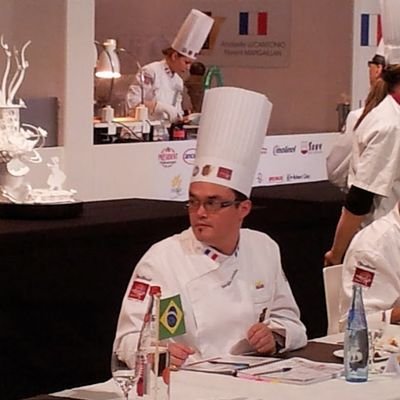 Chef ejecutivo del  hotel Casa Dann Carlton en bogota casado con dos niños y con gran sentido de pertenencia amante de la gastronomia y la vida hotelera.