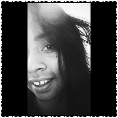 eu mostro a lingua , falo palavrão. eu te protejo, te faço rir, e te entendo. eu falo um monte de besteira e adoro quando me escutam. sei amar . eu sou feliz (: