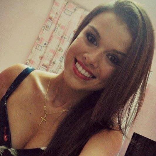 Entre besos y abrazos, hacernos pedazo.♥