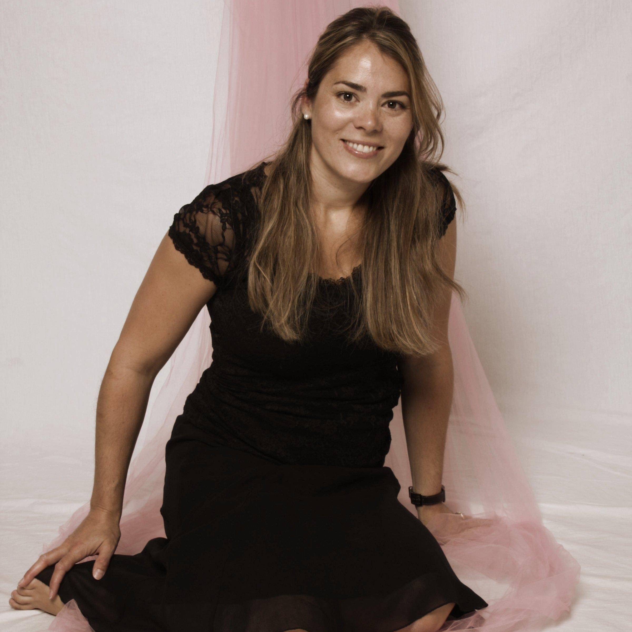 Maman de Mathilde et Béatrice, épouse, soeur, enseignante, aime la musique, le soleil, la mode, les revues, sa petite vie et le bonheur!!!