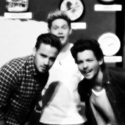 sigam o @1DrecordVEVO e ajudem a ONE DIRECTION A BATER O RECORDE!!!