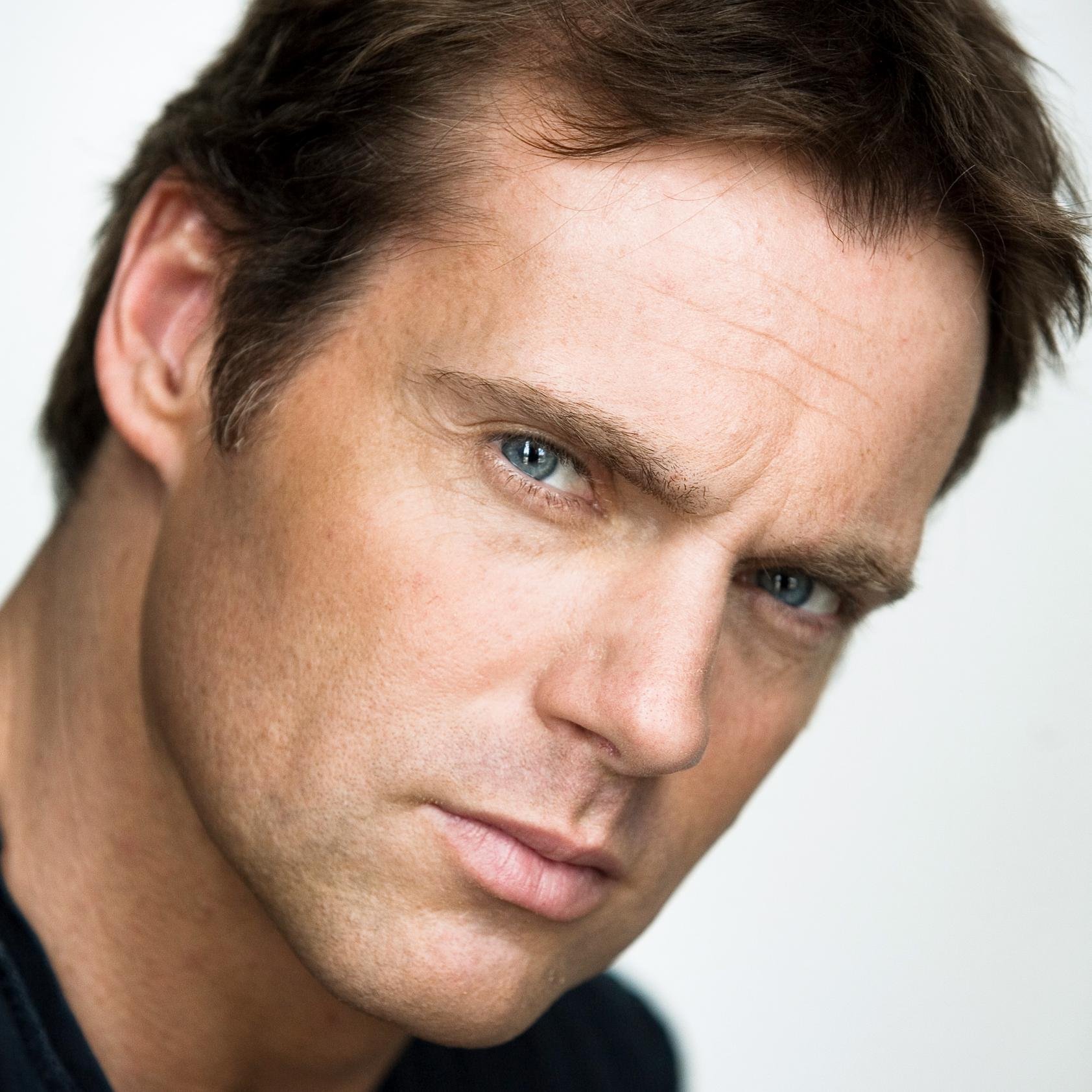 The official twitter for the official website
of Canadian actor @MichaelShanks.