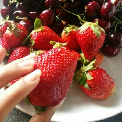 دائماً عامل الناس على مبدأ:إن لم تنفعه فلا تضره ،وإن لم تفرحه فلا تغمه ، وإن لم تمدحه فلا تذمه. ننسى جمايلنا الجميله مع الناس ونموت ماننسى الجمايل علينا Kuwait