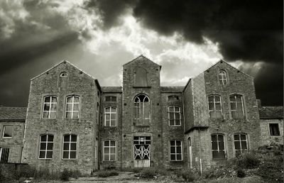 a strange house with some noise and voice. Live in this house. don't be scared come in