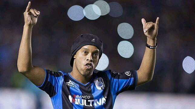 (PARODIA) Soy Ronaldinho Gaucho, ganador 2 veces del balón de oro. Vine a México a levantar copas y ¿porque no? títulos también. [HUMOR]