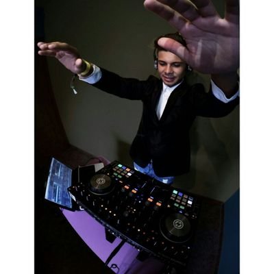{FUTURO ESTUDIANTE DE TÉCNICO DE SONIDO}En este preciso instante soy DJ y eso es de pobres.                             |NATIVE INSTRUMENTS|