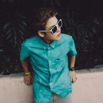 hey beauties! im a free follow i hope i made you smile! if you wanna follow my main its @divaespinosa_ or follow me and my friends @mattsskittles8 much love- m