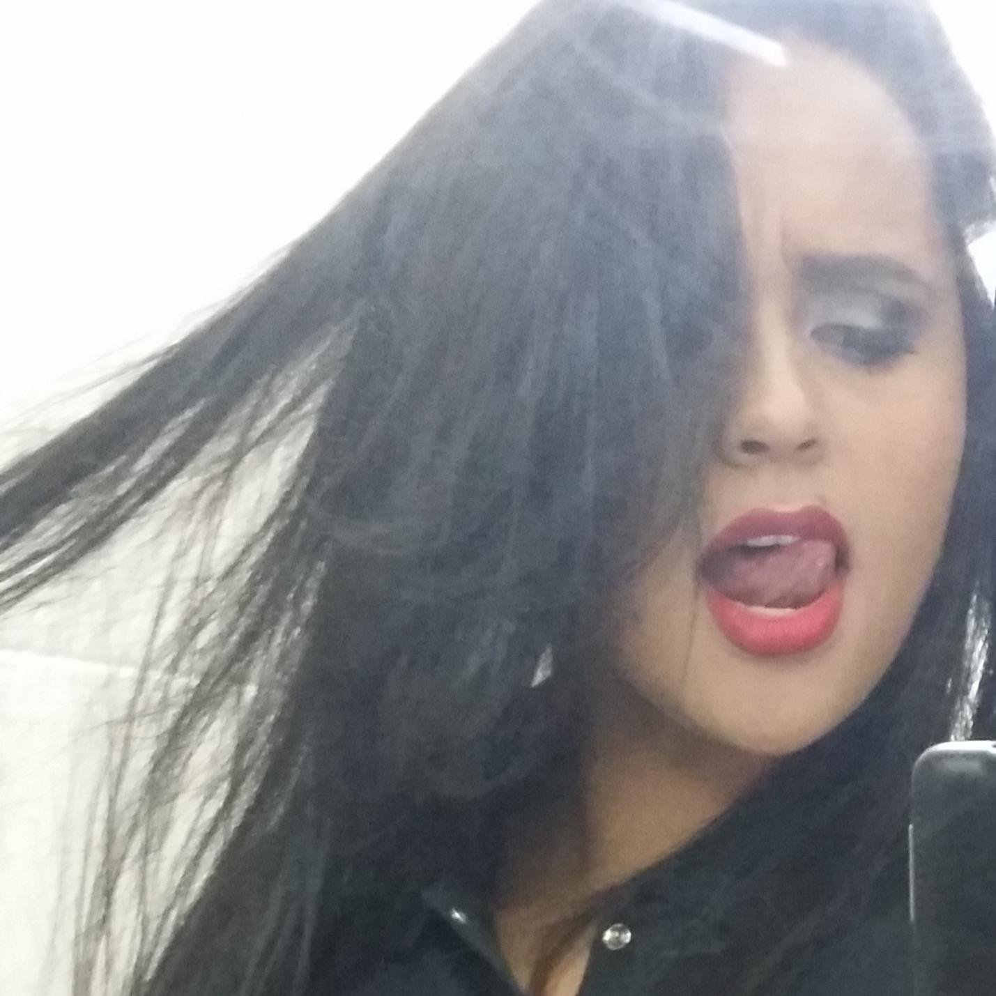 renataMresende's profile picture. Escuta o som do motor..imagina o som da minha voz........