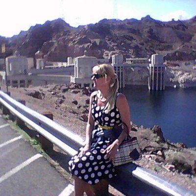 From Sweden, living in the US. Was a crazy world traveler once upon a time... love animal pics!!!