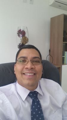 Advogado, especialista em direito cível, administrativo e previdenciário.