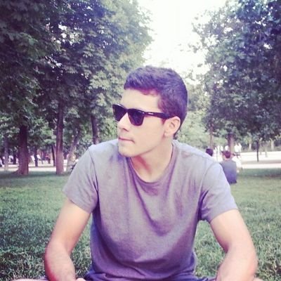 Vivo por dos motivos: 1. He nacido. 2. Aun no he muerto.