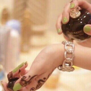 ‏‏‏-

ثقيلة الطبع لكن فِ الهوى طفلة , تضيع فيّ ساعة الغيرة ملامحهآ . ‏