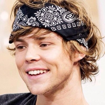 ashton irwin is the type of boyfriend who would