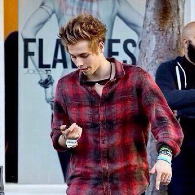 Hii, don't follow this account. Please follow her @lauritappg, if you want ask for a follow back