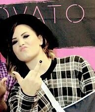 Deus me criando: Duas pitadas de Semideusa, três colheres de chá de Creepy Girl, 4 Lovatic à gosto e 5 xícaras de Belieber. Olha o que seguir a receita deu