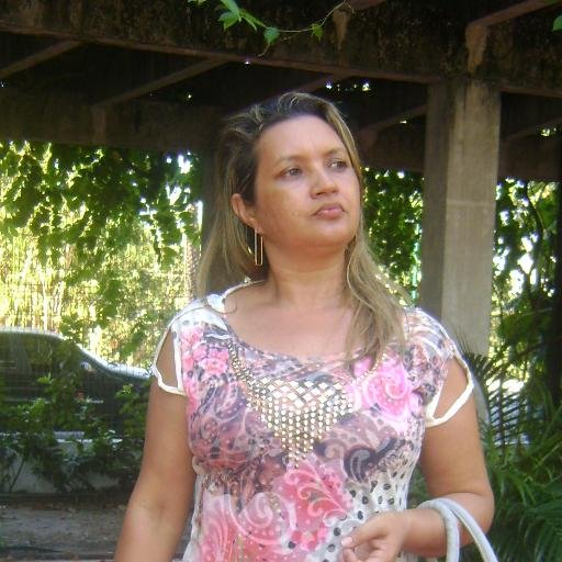 e um relacionamento sério com o Tayor Lautner, só que ele ainda nao sabe....