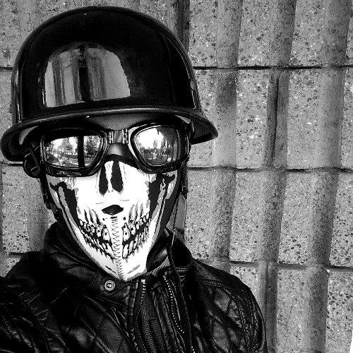 amo la musica punk, rock, hardcore, screamo... amante de las motos