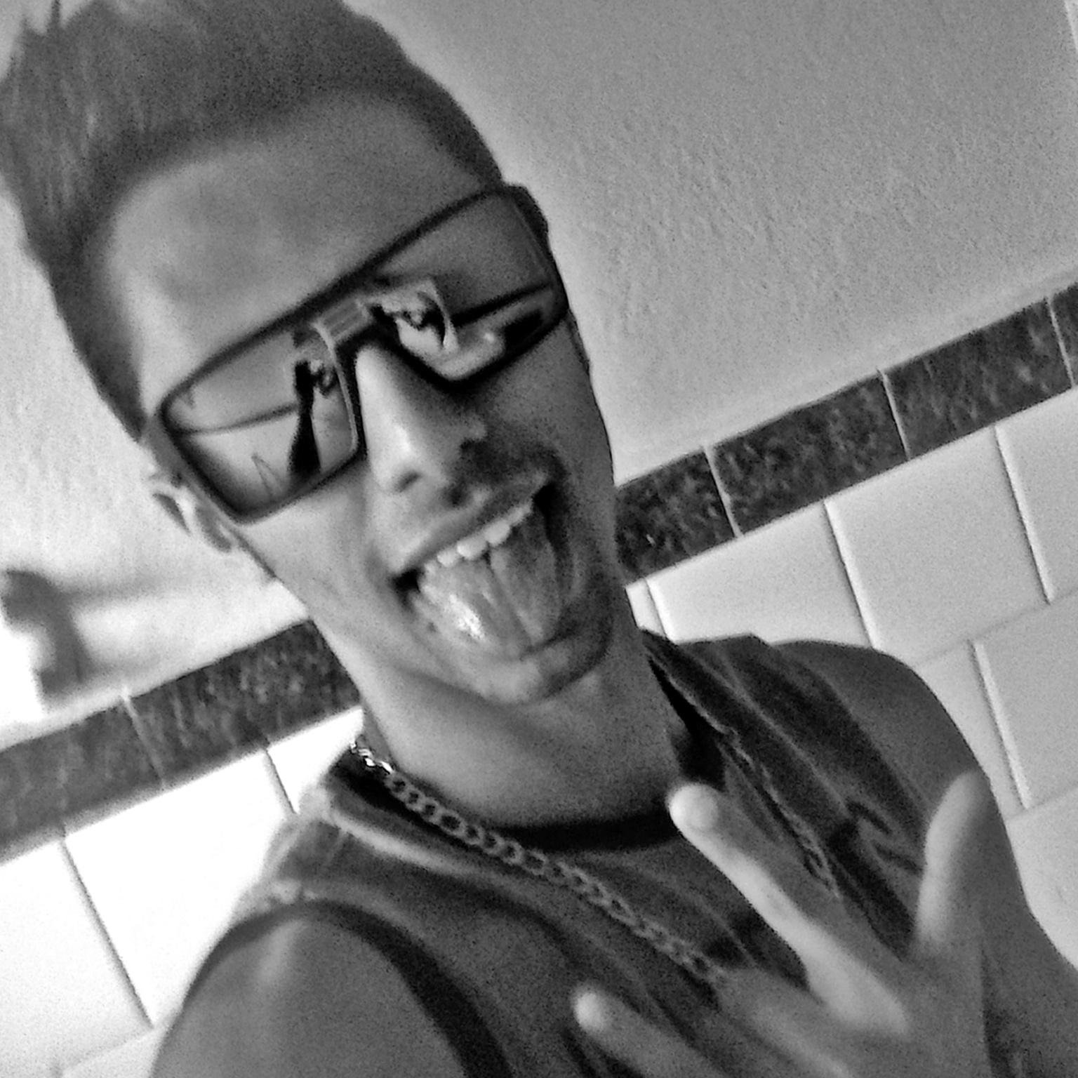 18 anos, São Paulino desde outra vida, curto Funk, qualquer coisa adc no Face: http://t.co/odufIFS5wU