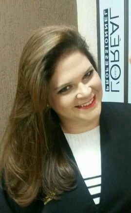 Deus acima de todas as coisas, grata a Ele pela família mara q me deu, minha base, meu tudo. Amigos me completam, busco ser feliz, única coisa q levamos da vida