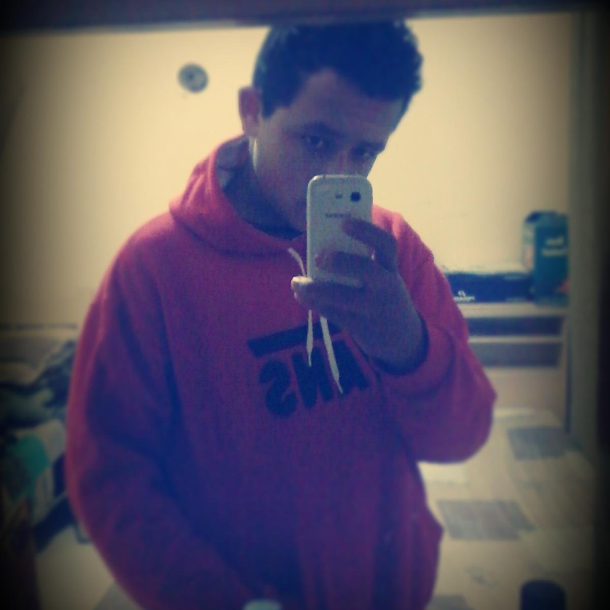 Tenho 16 anos, amo animes e livros e músicas :3 segue aee :D