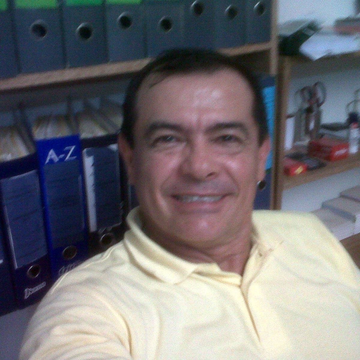 Ingeniero Civil -Especialista en Gerencia  - MBA Executive- Opita 100%, hijo  de periodista. Observador y critico por formación, seguidor del Atlético Huila