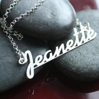 Ratu Monel menjual berbagai macam perhiasan nama, mulai dari kalung nama, gelang nama, cincin nama, anting nama, dengan handmade kualitas terbaik. buktikan kual