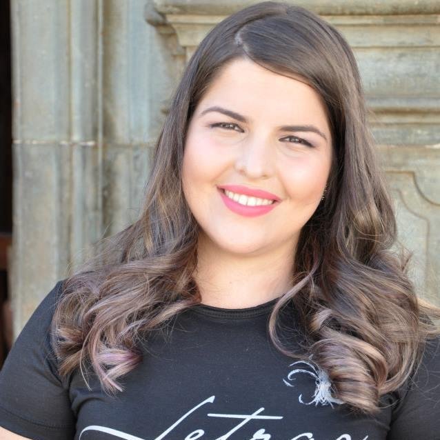 Autora do livro A Filha do Norte, poetisa e desenhista.