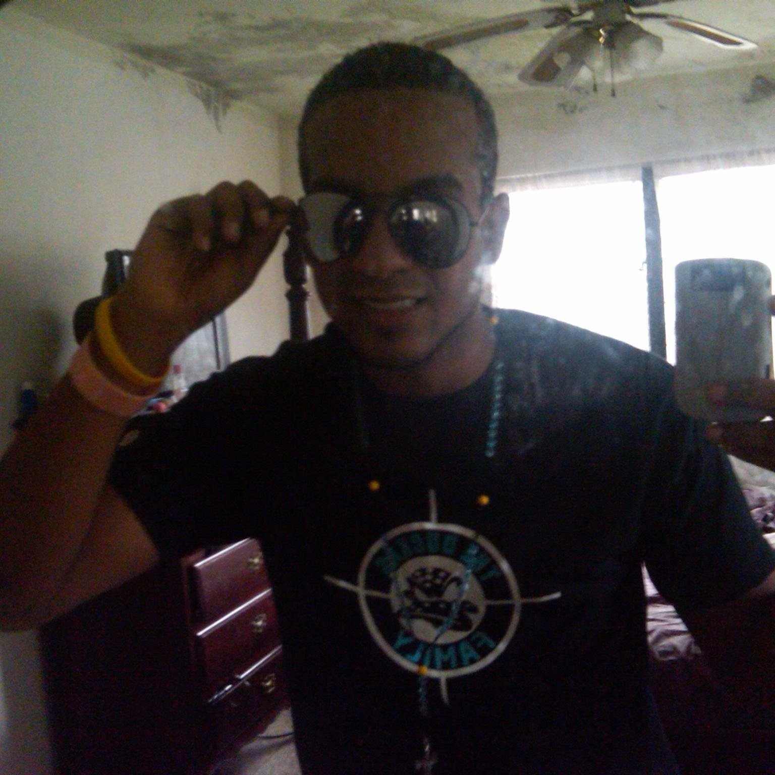 Produsco,Canto,Compongo,DJ,Editor De Video E Imagenes Y Musico Pianista.... Facebook Angel Raymon James