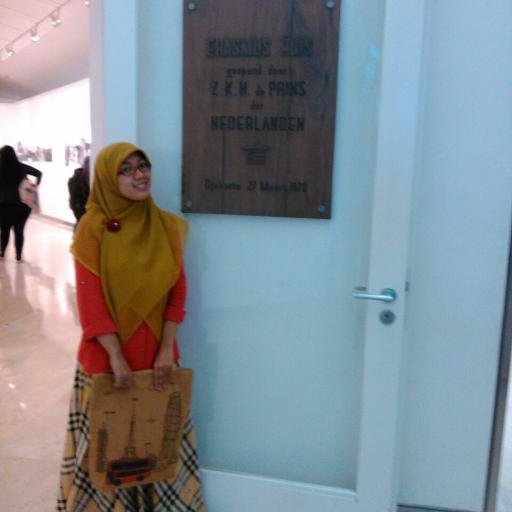 rara_bissa's profile picture. Potato's lover, Student of History, University of Indonesia, Batch 2008  i am on the way catching dream. wanna join me?  Masih aja di rumah keong @Depok