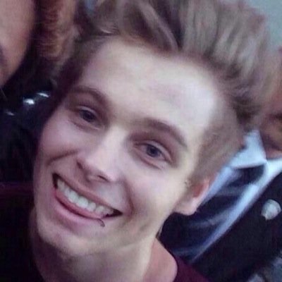 HEY FOLLOW @UPSETNARRY ILL DM U TO 4/4 YAY