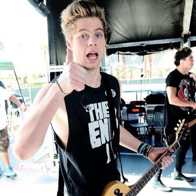 please retweet link and follow @x5sosaholicx :)

Can also dm michael or calum for you :)