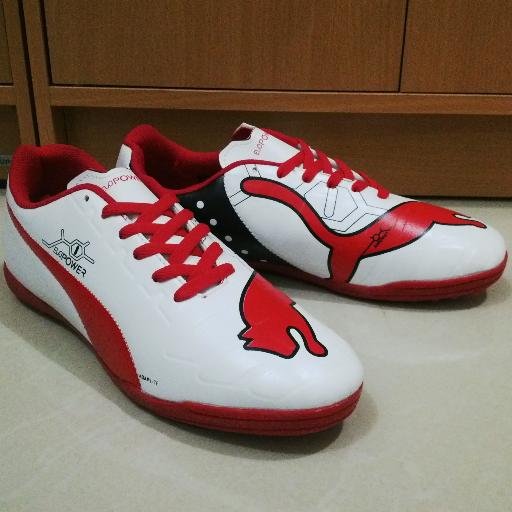 tersedia berbagai macam sepatu futsal #adidas #nike #puma #diadora dll. # PIN : 756420CB # whatsapp/line : 085736387501