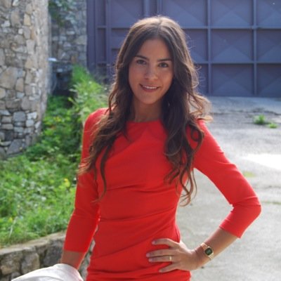 Opositora. Máster en Protocolo y Organización de Eventos. Licenciada en Derecho y  en Administración y Dirección de Empresas.