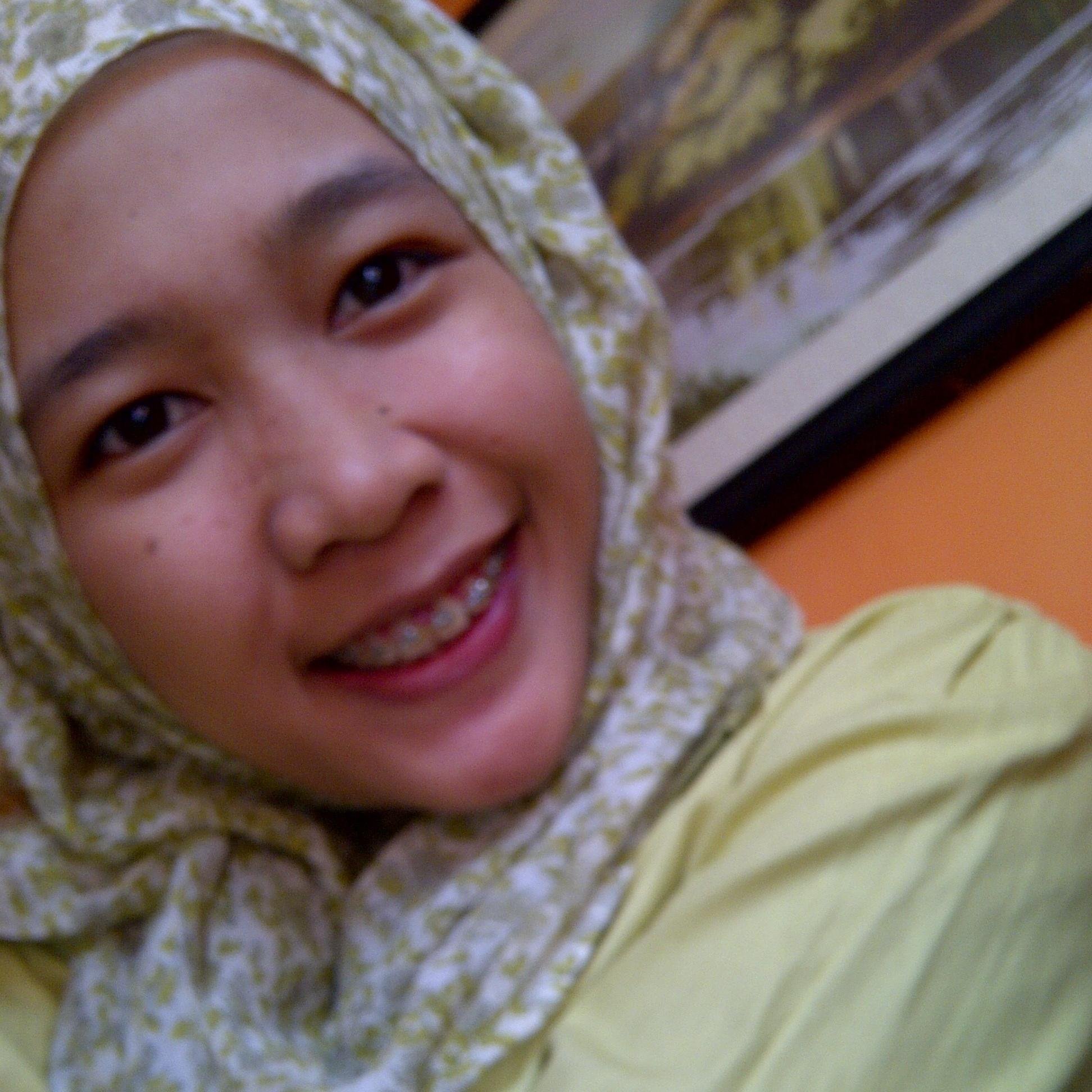 Tersenyum di samping Fatati Lailul Maromie :)