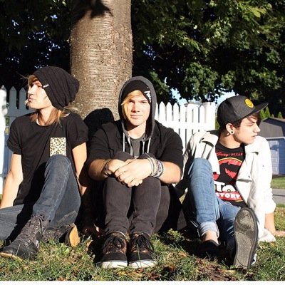 I absolutely love 3 dorks who make music and that makes me happy af