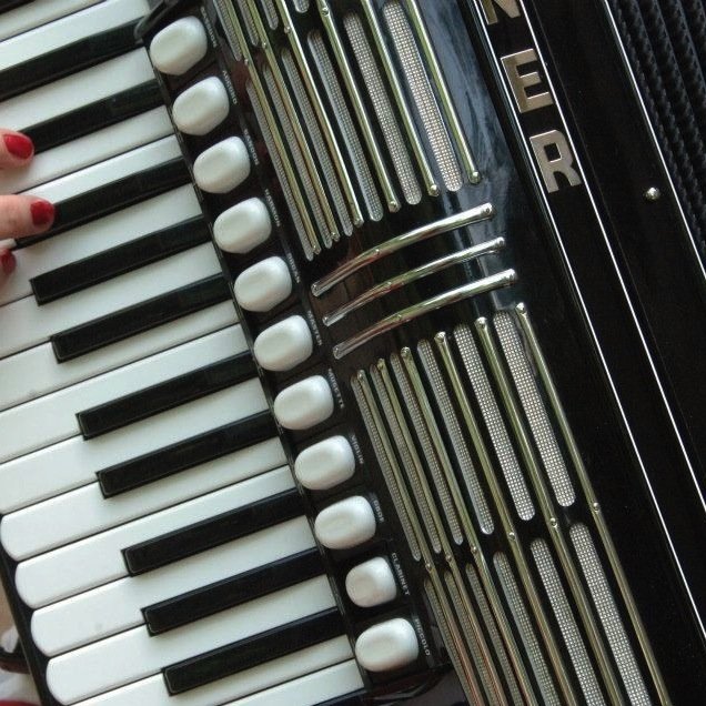 BarbaraKCosca's profile picture. #Akkordeonistin, #französische Musik, #Valses #valsesmusettes, #manouche, #swingmanouche, #manouche, #swing