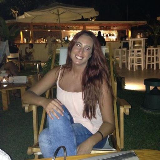Sonrie y deja que el resto del mundo se pregunte porque =D