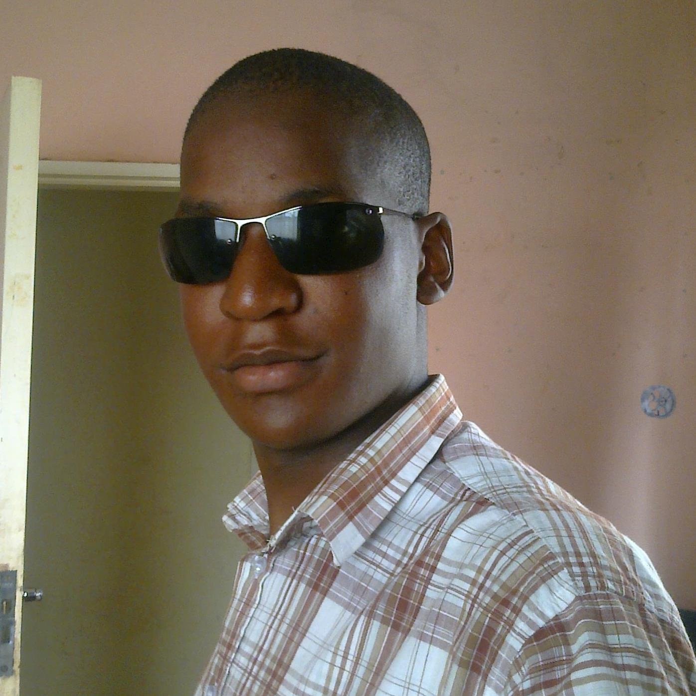 edwingonyora's profile picture. nice and easy