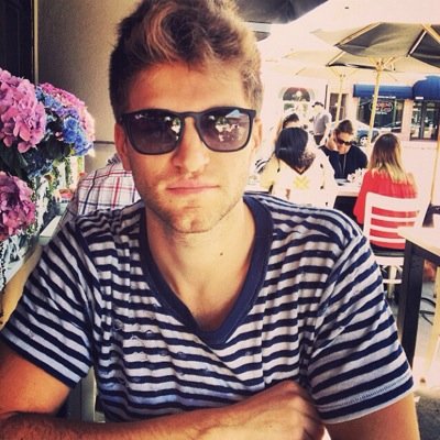 TobyCavanaughP's profile picture. A veces carpintero, a veces -A, a veces -A la fuga. Spencer Hastings. Don't look at the book, look at the pages.