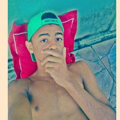 Não fique triste. Olhe para o céu e veja que o sol também está sozinho, mas nem por isso deixa de brilhar.