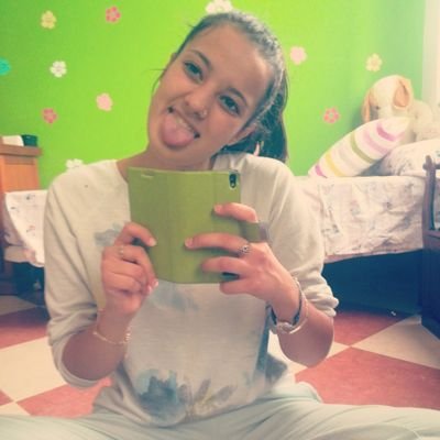 Con tan sólo 16 años y enamorada de la vida ;) Vive su vida y deja vivir a cada uno la suya~ Para mi imposible no hay nada, si lo quieres lo consigues !;3