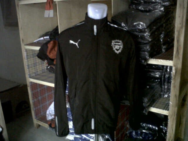 PO Jaket Parasut ARSENAL PUMA sd 27 Sept» Parasut waterproof» logo bordir komp» furing» resleting» 180K» SMS/WA. 085732343210» BB 2A35E48E» Follow @ProdukBola