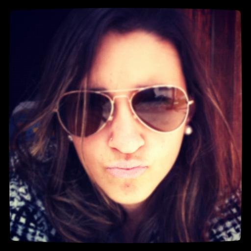 Sou alguém com muito pouco apreço a opinião alheia. 
Fui contaminada pela loucura.
Livrai-me de gente normal. Amém. (: