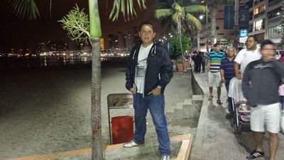 cocinero profecional... y adicto al futbol y nada mas q al futbol...