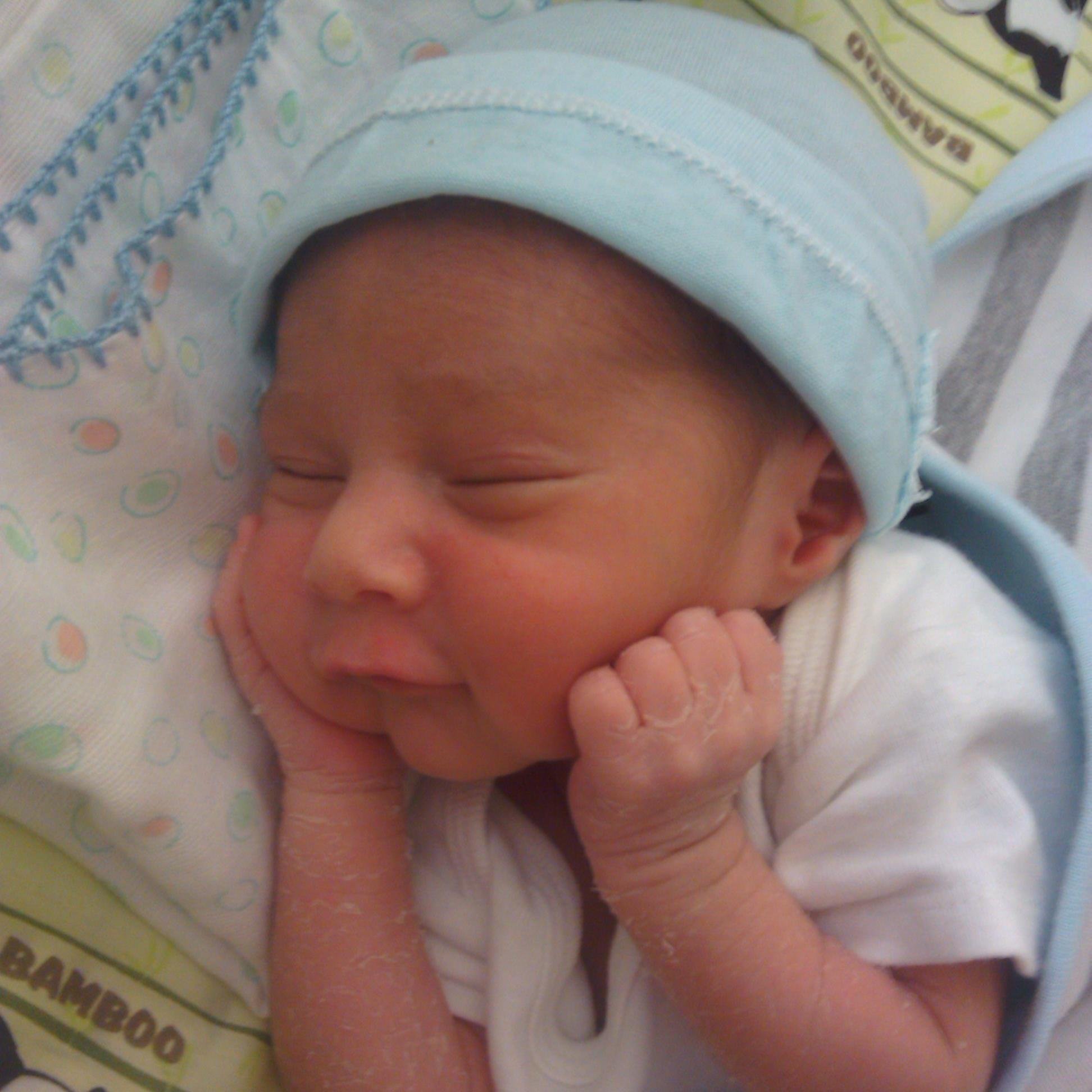 Feliz Madre de Fabian Mauricio Y Aarón Fabricio, Trabajadora, perseverante, hogareña.