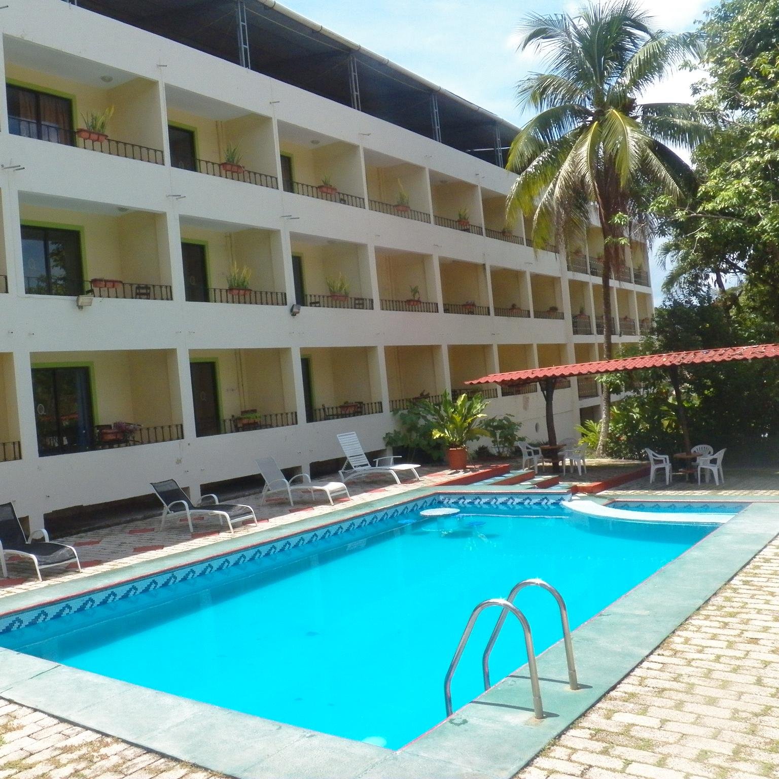 Somos un grupo de Hoteles, con la calidez , buen servicio y excelente atención. Alberca,estacionamiento,agua caliente, wifi.
