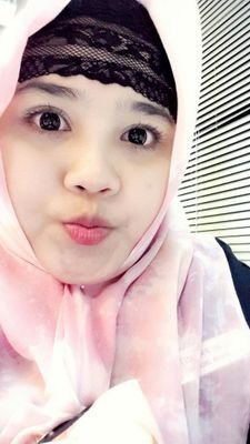Gedebak-gedebuk girl, Collagen Addict, Professional script writer, THE SAHRONIS member. IG: dewieyen
