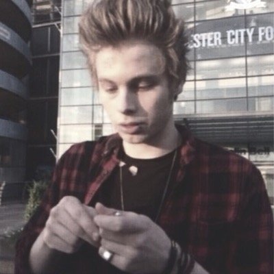 i gave you a free follow so go follow @vodkcalums bc goals or i'll unfollow, thank u ily and dis me:
